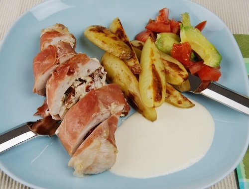 Fylld italiensk kycklingfilé inlindad med parmaskinka Fylld italiensk kycklingfilé inlindad med parmaskinka